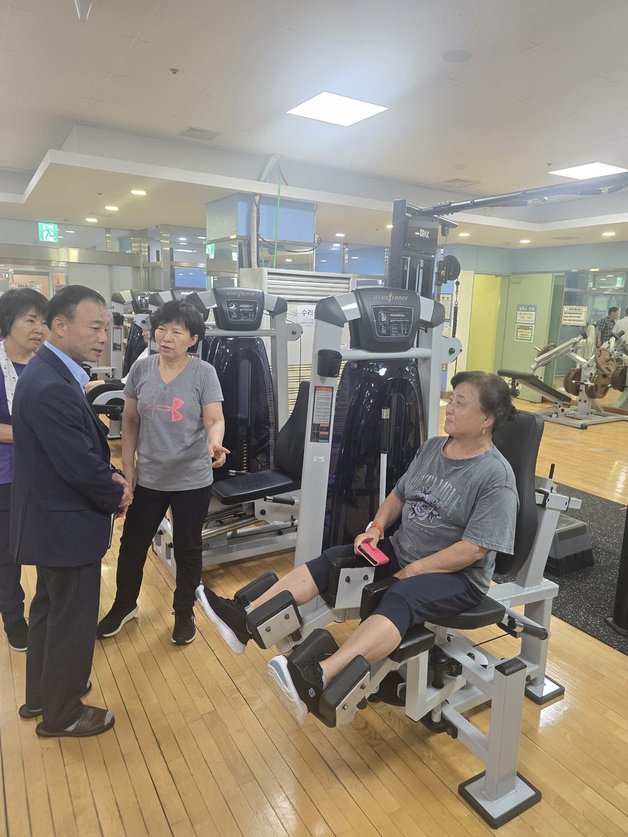 회관 헬스장에서 이용자의 이야기를 듣는 이영호 관장