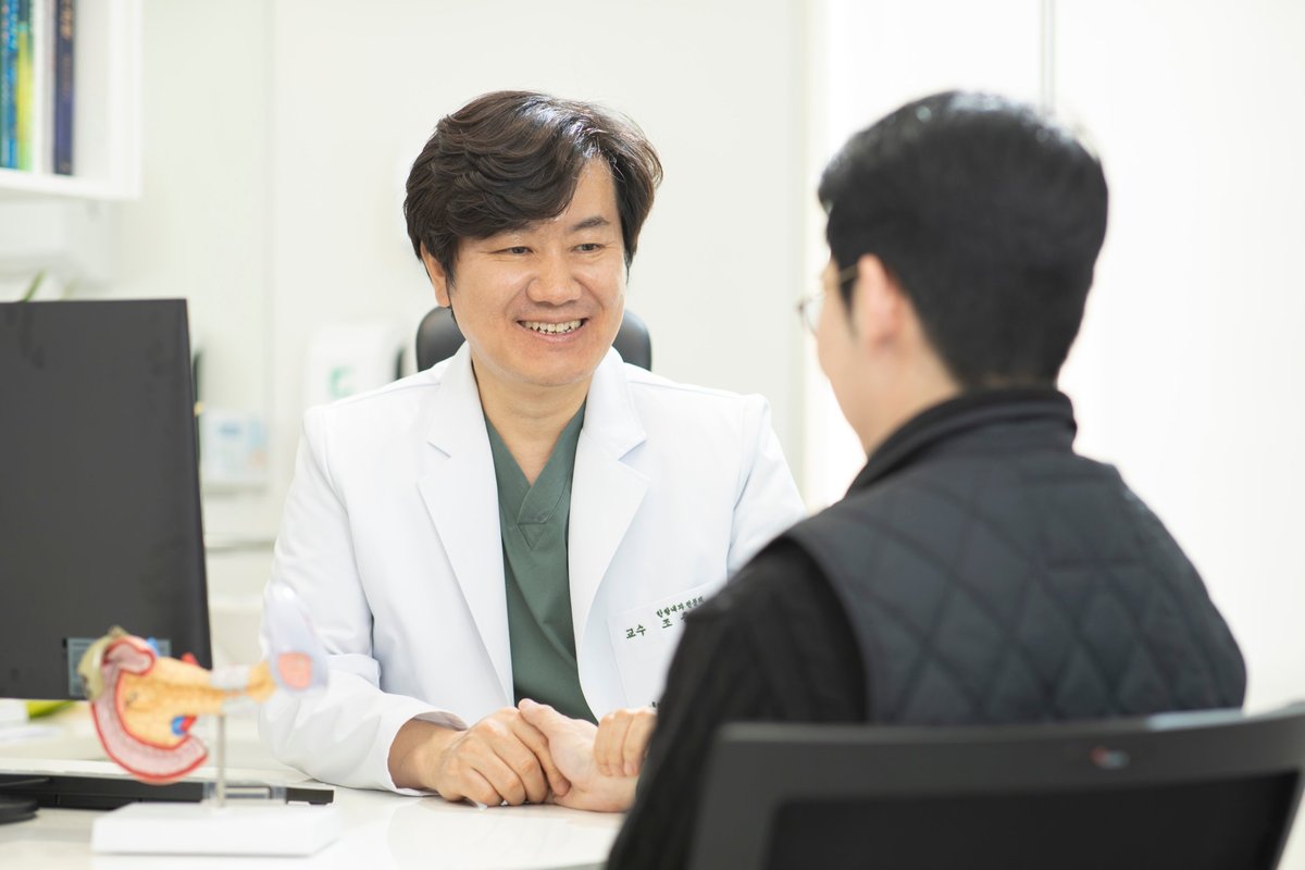 환자와 상담하는 조충식 병원장