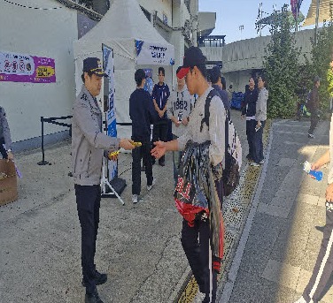 캠페인 현장에서 홍보물을 나눠 주는 모습