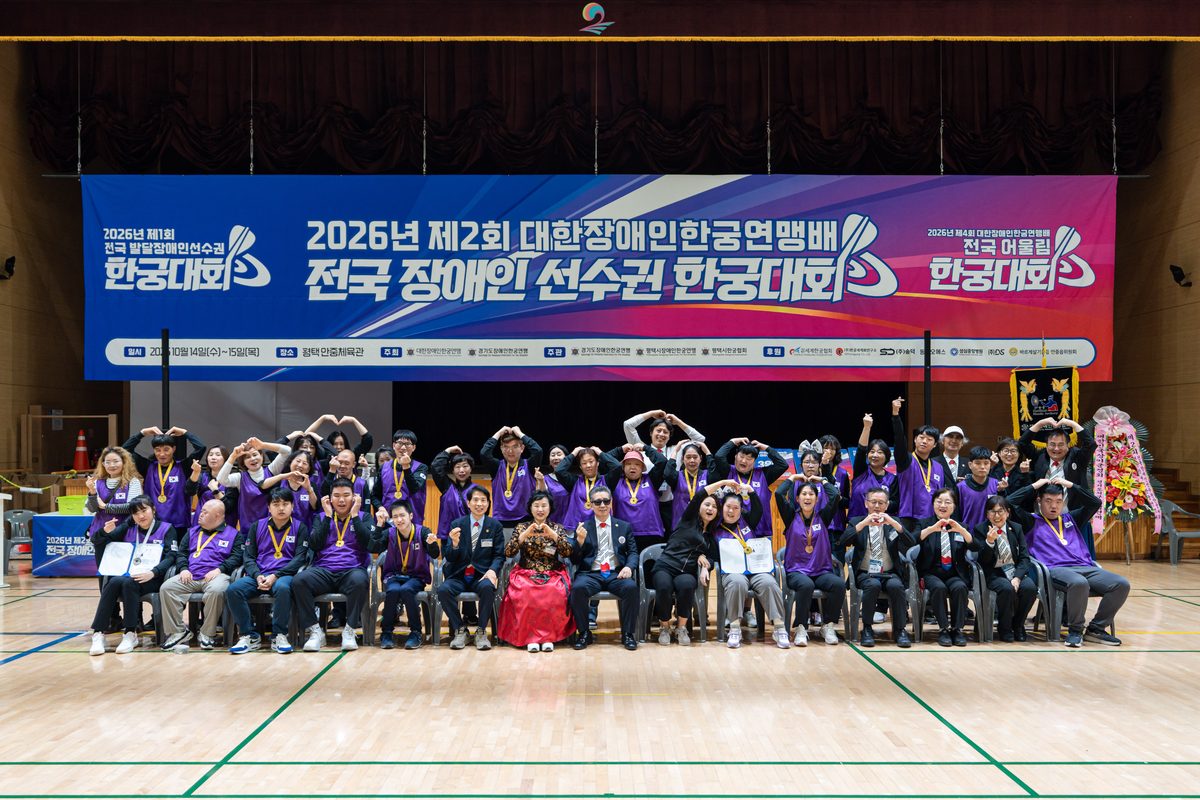 메달을 건 선수와 관계자들의 기념촬영