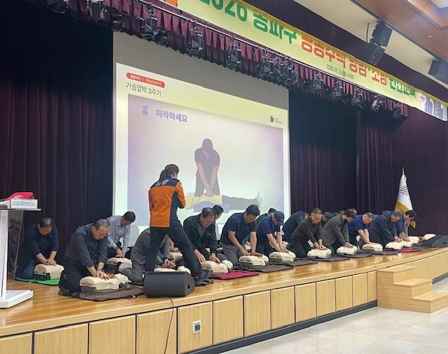 심폐소생술 실습을 하는 교육 참석자들