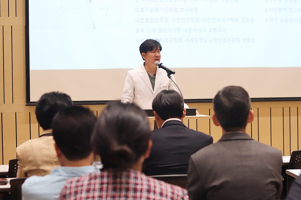교류회에서 발표하는 모습