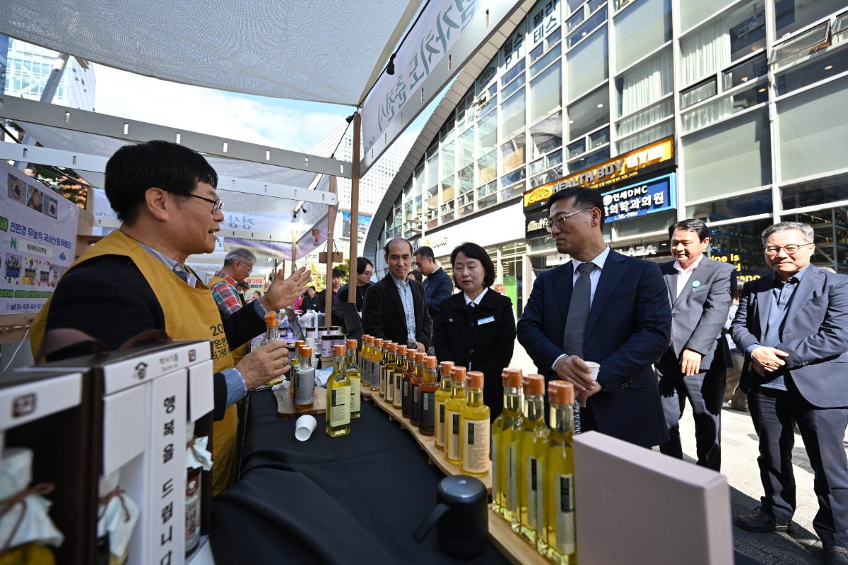 직거래 페스타 참여 부스를 둘러보는 참석자들